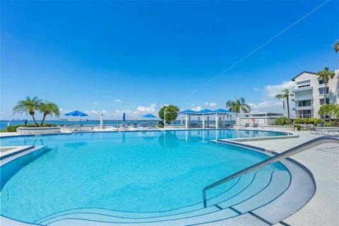 Condo in Saint Petersburg, Florida, 2 bedrooms  № 2233695 - photo 16