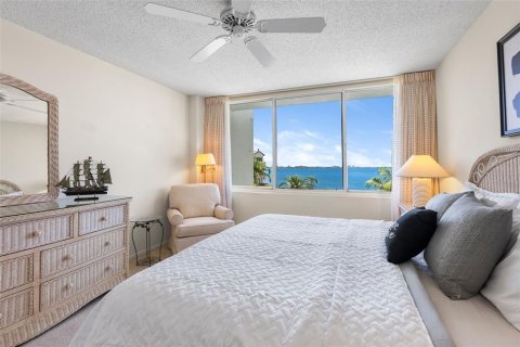 Condo in Saint Petersburg, Florida, 2 bedrooms  № 2233695 - photo 10