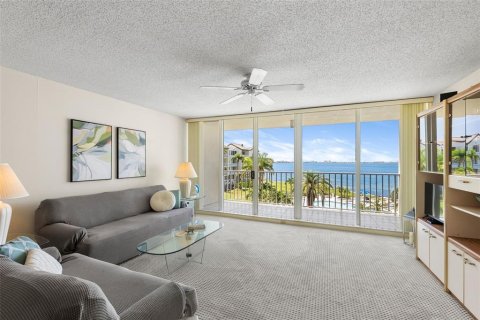 Condo in Saint Petersburg, Florida, 2 bedrooms  № 2233695 - photo 4