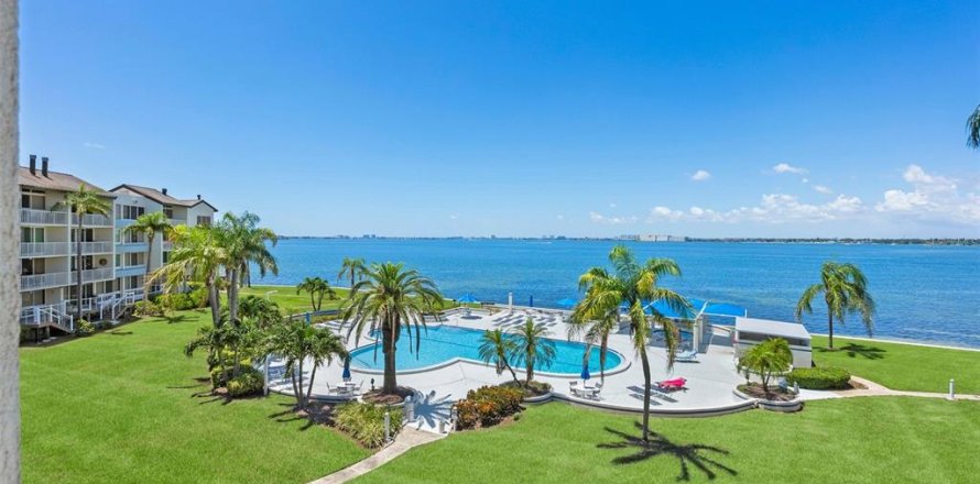 Condo in Saint Petersburg, Florida, 2 bedrooms  № 2233695