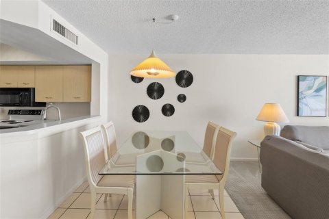 Condo in Saint Petersburg, Florida, 2 bedrooms  № 2233695 - photo 8