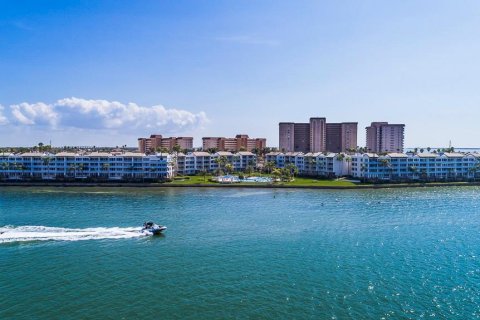 Condo in Saint Petersburg, Florida, 2 bedrooms  № 2233695 - photo 25