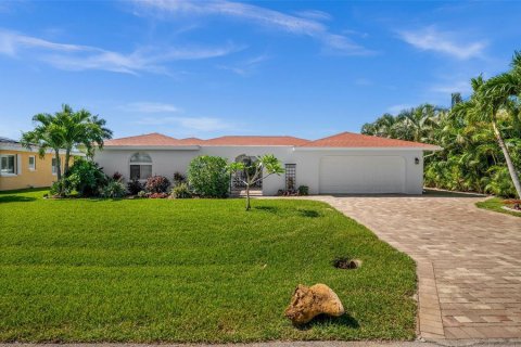 House in Cape Coral, Florida 5 bedrooms, 258.27 sq.m. № 2217921
