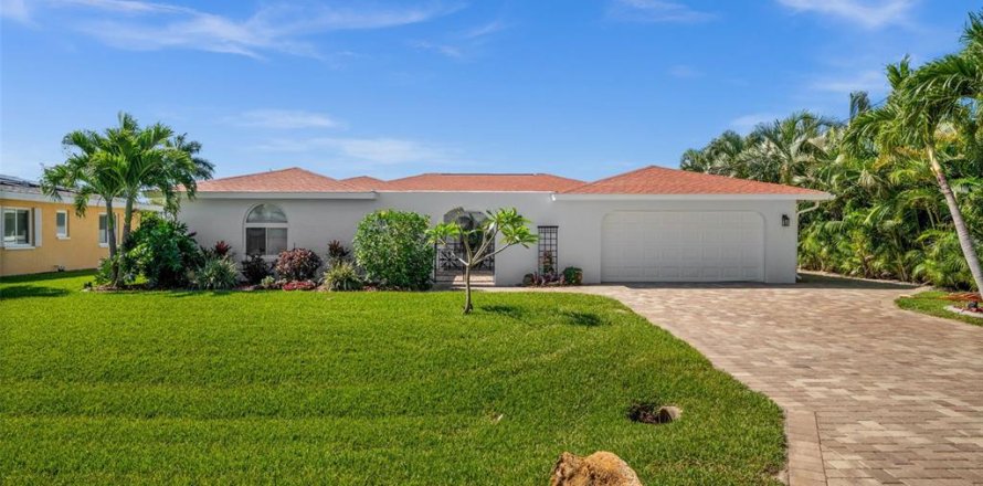 House in Cape Coral, Florida 5 bedrooms, 258.27 sq.m. № 2217921