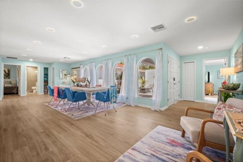 House in Cape Coral, Florida 5 bedrooms, 258.27 sq.m. № 2217921 - photo 9
