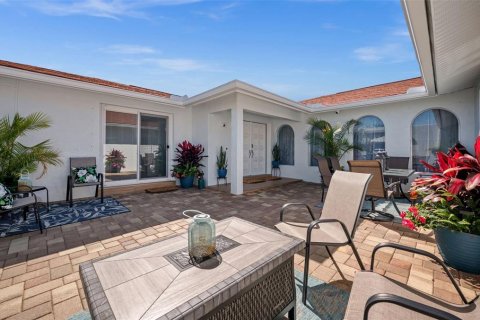 House in Cape Coral, Florida 5 bedrooms, 258.27 sq.m. № 2217921 - photo 4