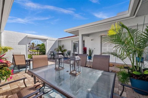 House in Cape Coral, Florida 5 bedrooms, 258.27 sq.m. № 2217921 - photo 5
