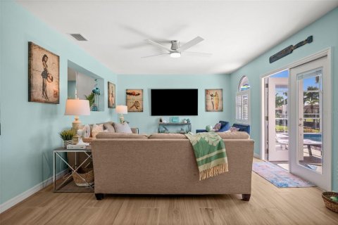 House in Cape Coral, Florida 5 bedrooms, 258.27 sq.m. № 2217921 - photo 23