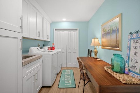 House in Cape Coral, Florida 5 bedrooms, 258.27 sq.m. № 2217921 - photo 30