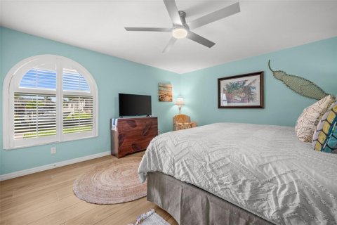House in Cape Coral, Florida 5 bedrooms, 258.27 sq.m. № 2217921 - photo 26