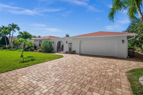 House in Cape Coral, Florida 5 bedrooms, 258.27 sq.m. № 2217921 - photo 2