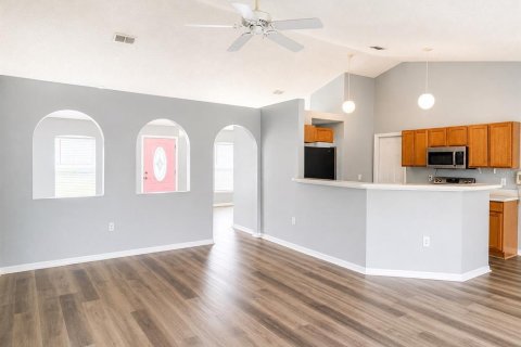 House in Deltona, Florida 3 bedrooms, 147.16 sq.m. № 2275427 - photo 3