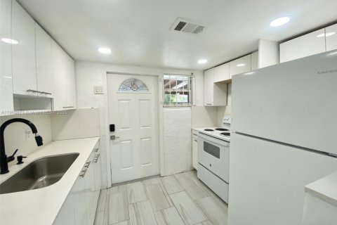 Снять в аренду виллу или дом в Норт-Майами-Бич, Флорида 3 спальни, 81.94м2, № 1955603 - фото 7