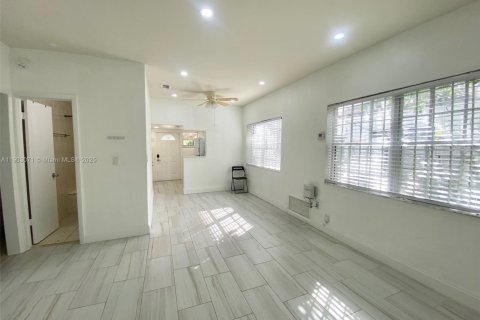 Снять в аренду виллу или дом в Норт-Майами-Бич, Флорида 3 спальни, 81.94м2, № 1955603 - фото 5