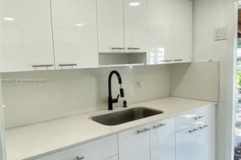 Снять в аренду виллу или дом в Норт-Майами-Бич, Флорида 3 спальни, 81.94м2, № 1955603 - фото 9