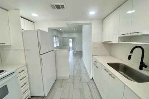 Снять в аренду виллу или дом в Норт-Майами-Бич, Флорида 3 спальни, 81.94м2, № 1955603 - фото 11
