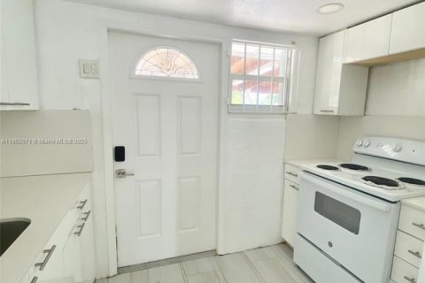 Снять в аренду виллу или дом в Норт-Майами-Бич, Флорида 3 спальни, 81.94м2, № 1955603 - фото 8