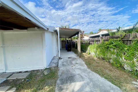 Снять в аренду виллу или дом в Норт-Майами-Бич, Флорида 3 спальни, 81.94м2, № 1955603 - фото 28