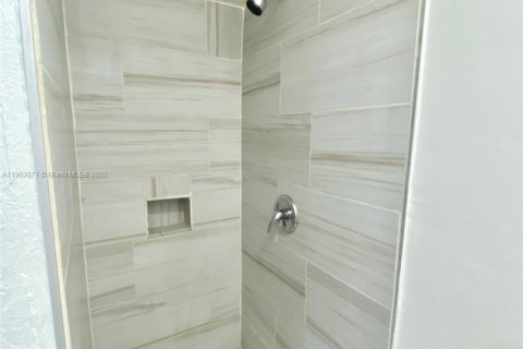 Снять в аренду виллу или дом в Норт-Майами-Бич, Флорида 3 спальни, 81.94м2, № 1955603 - фото 19