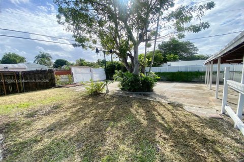 Снять в аренду виллу или дом в Норт-Майами-Бич, Флорида 3 спальни, 81.94м2, № 1955603 - фото 2