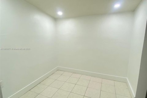 Снять в аренду виллу или дом в Норт-Майами-Бич, Флорида 3 спальни, 81.94м2, № 1955603 - фото 18