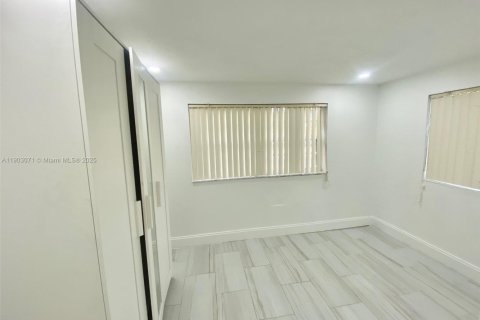 Снять в аренду виллу или дом в Норт-Майами-Бич, Флорида 3 спальни, 81.94м2, № 1955603 - фото 13