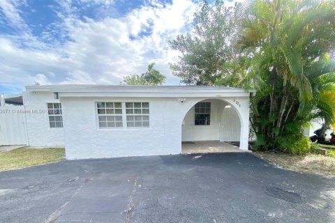 Снять в аренду виллу или дом в Норт-Майами-Бич, Флорида 3 спальни, 81.94м2, № 1955603 - фото 21