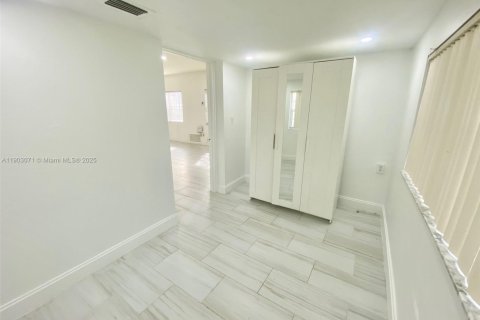 Снять в аренду виллу или дом в Норт-Майами-Бич, Флорида 3 спальни, 81.94м2, № 1955603 - фото 12