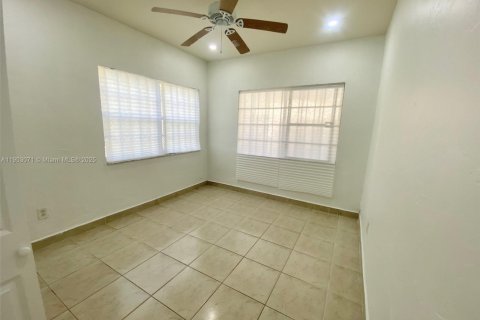 Снять в аренду виллу или дом в Норт-Майами-Бич, Флорида 3 спальни, 81.94м2, № 1955603 - фото 15