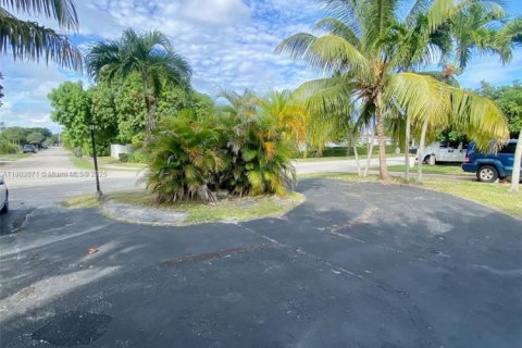 Снять в аренду виллу или дом в Норт-Майами-Бич, Флорида 3 спальни, 81.94м2, № 1955603 - фото 24