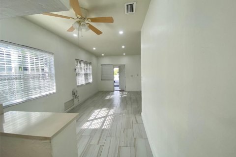 Снять в аренду виллу или дом в Норт-Майами-Бич, Флорида 3 спальни, 81.94м2, № 1955603 - фото 3