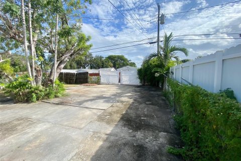 Снять в аренду виллу или дом в Норт-Майами-Бич, Флорида 3 спальни, 81.94м2, № 1955603 - фото 27