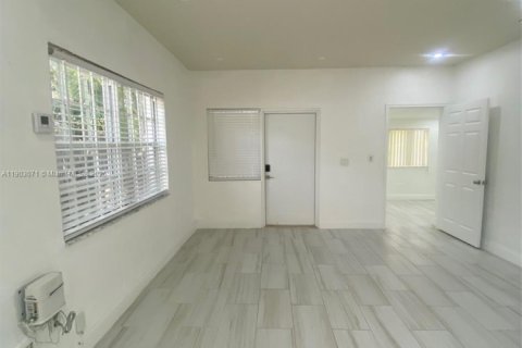 Снять в аренду виллу или дом в Норт-Майами-Бич, Флорида 3 спальни, 81.94м2, № 1955603 - фото 4