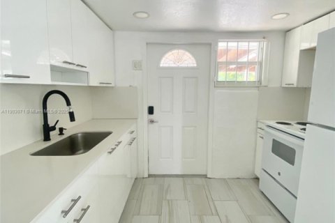 Снять в аренду виллу или дом в Норт-Майами-Бич, Флорида 3 спальни, 81.94м2, № 1955603 - фото 10