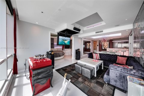 Condo in Miami Beach, Florida, 2 bedrooms  № 1839229 - photo 11