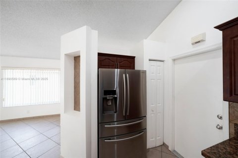 Casa en alquiler en Weston, Florida, 3 dormitorios, 131.92 m2 № 1946530 - foto 4