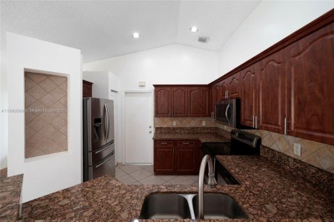 Casa en alquiler en Weston, Florida, 3 dormitorios, 131.92 m2 № 1946530 - foto 3