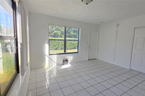 Снять в аренду виллу или дом в Норт-Майами, Флорида 3 спальни, 201.41м2, № 1971757 - фото 11