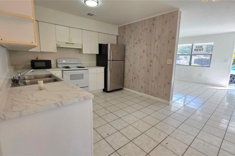 Снять в аренду виллу или дом в Норт-Майами, Флорида 3 спальни, 201.41м2, № 1971757 - фото 7