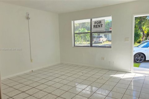 Снять в аренду виллу или дом в Норт-Майами, Флорида 3 спальни, 201.41м2, № 1971757 - фото 4
