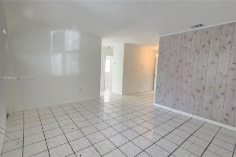 Снять в аренду виллу или дом в Норт-Майами, Флорида 3 спальни, 201.41м2, № 1971757 - фото 6