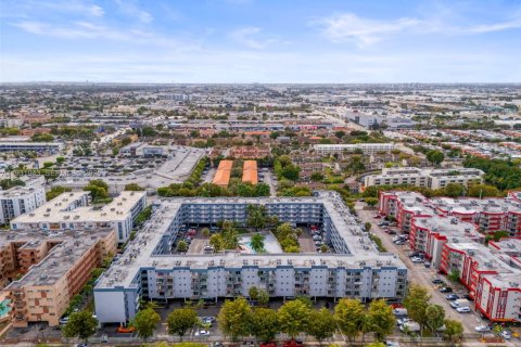 Condo in Hialeah, Florida, 2 bedrooms  № 1990978 - photo 24