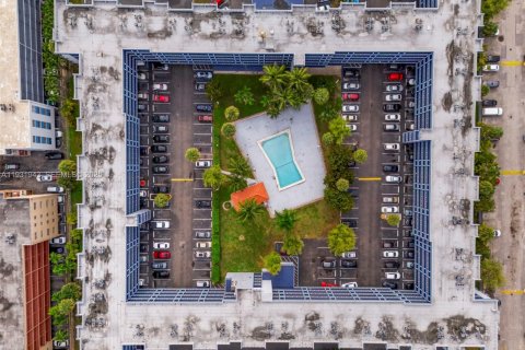 Condo in Hialeah, Florida, 2 bedrooms  № 1990978 - photo 25