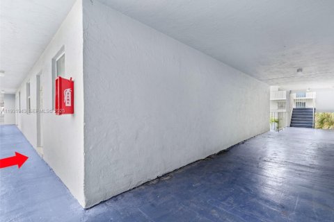 Condo in Hialeah, Florida, 2 bedrooms  № 1990978 - photo 16