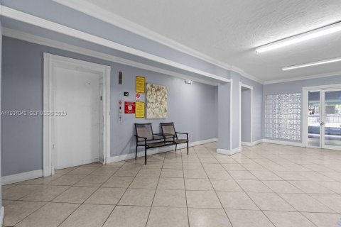 Condo in Hialeah, Florida, 2 bedrooms  № 1990978 - photo 18