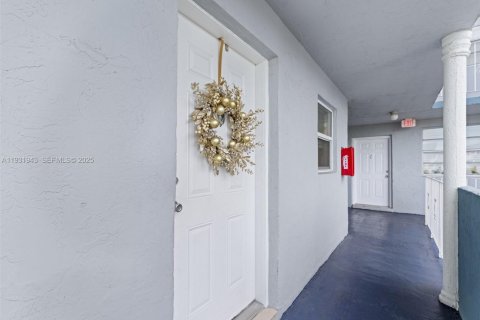 Condo in Hialeah, Florida, 2 bedrooms  № 1990978 - photo 1