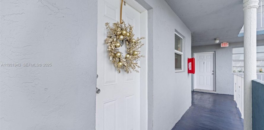 Condo in Hialeah, Florida, 2 bedrooms  № 1990978
