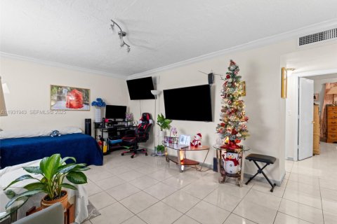 Condo in Hialeah, Florida, 2 bedrooms  № 1990978 - photo 2