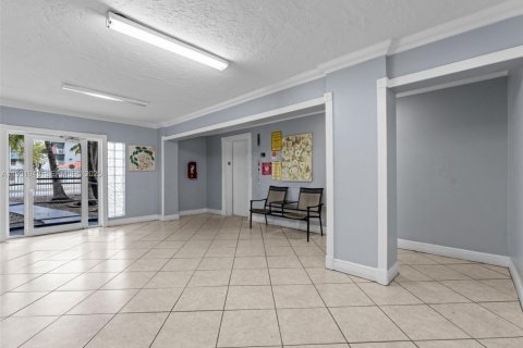 Condo in Hialeah, Florida, 2 bedrooms  № 1990978 - photo 19