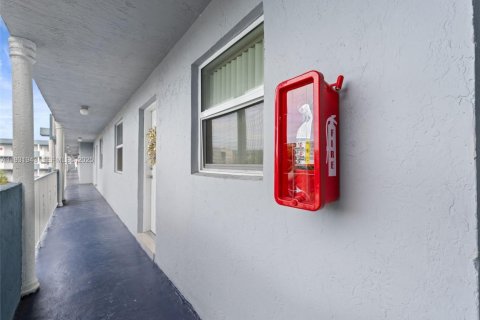 Condo in Hialeah, Florida, 2 bedrooms  № 1990978 - photo 15